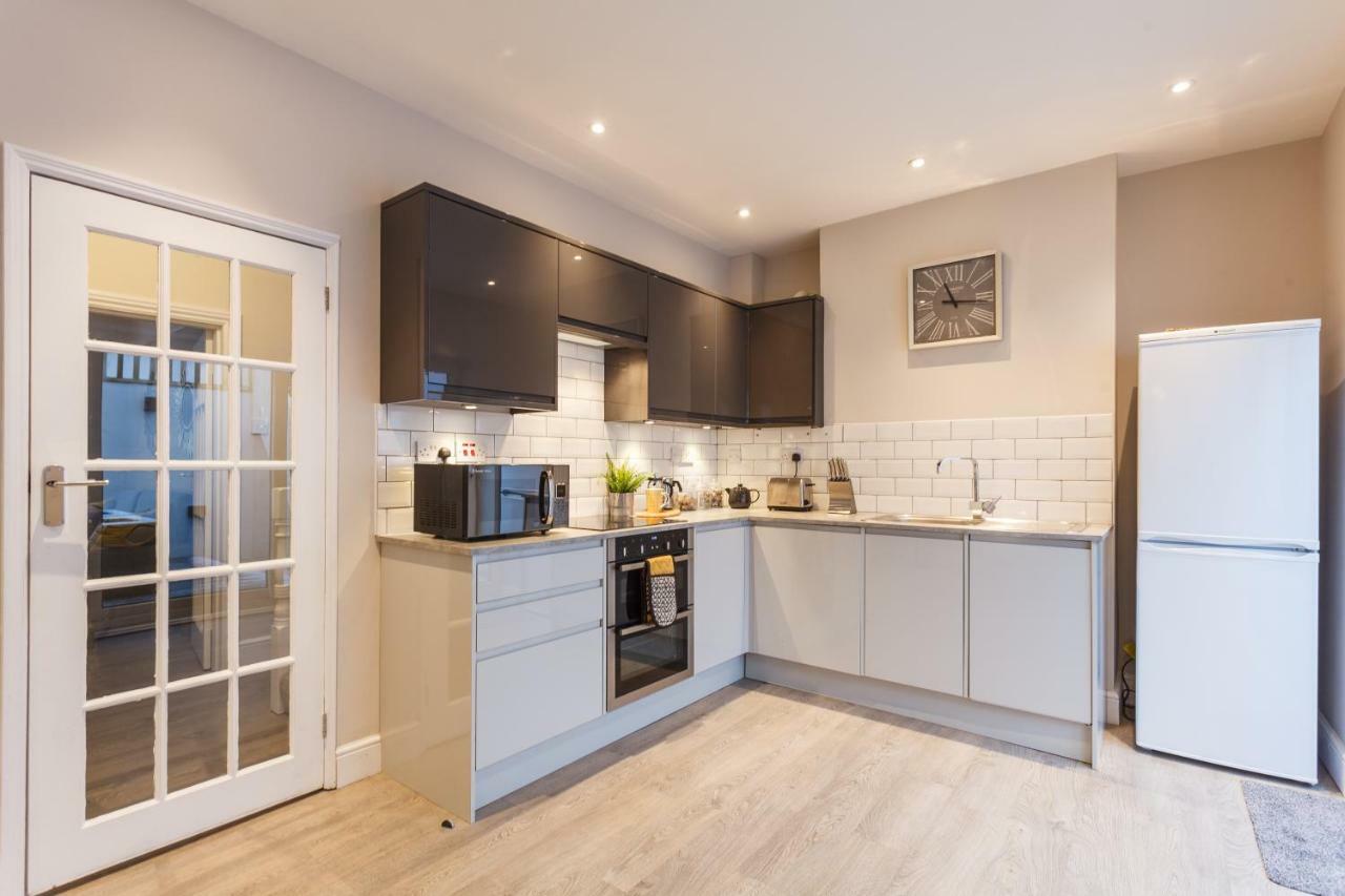 דירות בורנמות' Stylish Town Centre House - 300Mbps, Parking & Sunny Decking מראה חיצוני תמונה
